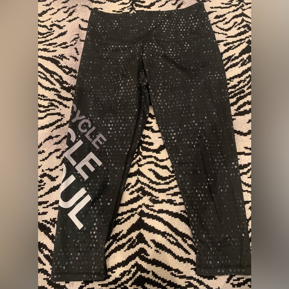 Zara Terez for Soul Cycle women’s size medium Capri length black design legging
